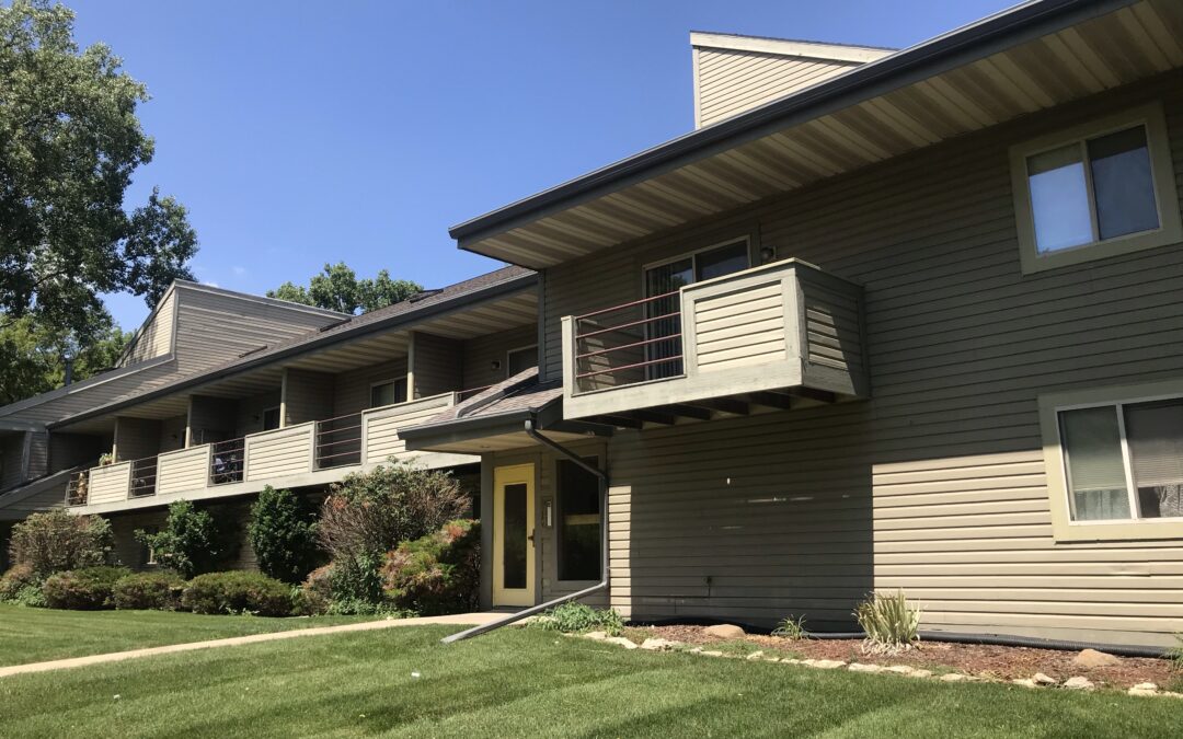 2Bed/Garage, 2411 Tawhee Dr #102, Fitchb.