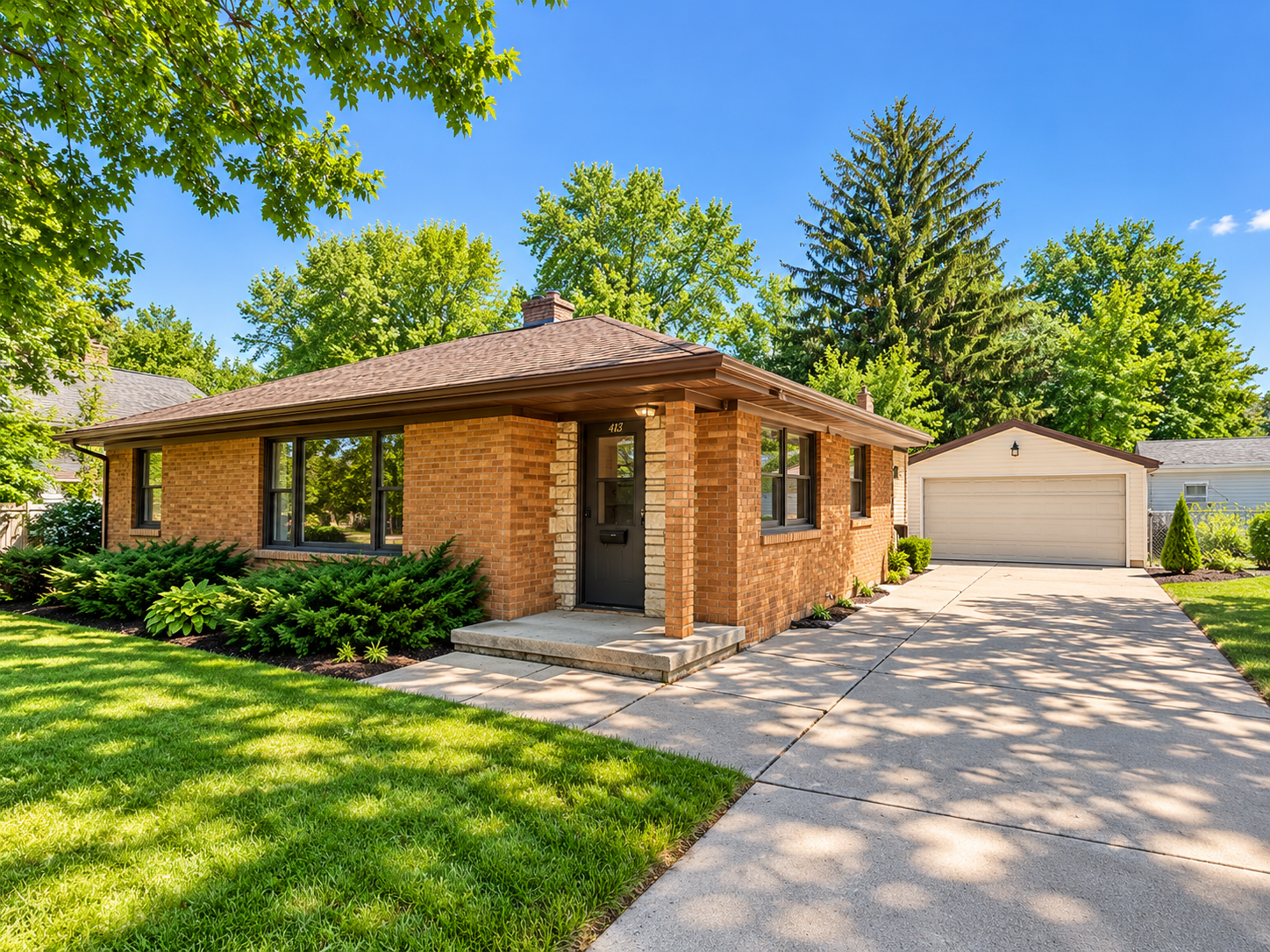 Sunny Brick Ranch with Detached Garage 306 S. Owen Dr